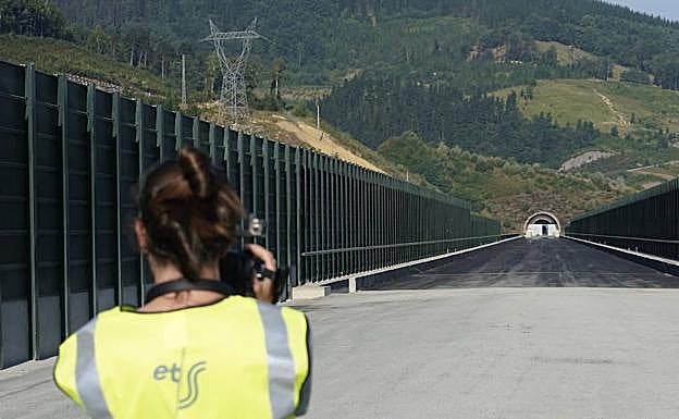 Una cámara graba la entrada del último túnel construido en el tramo del TAV Antzuola-Ezkio/Itsaso. 