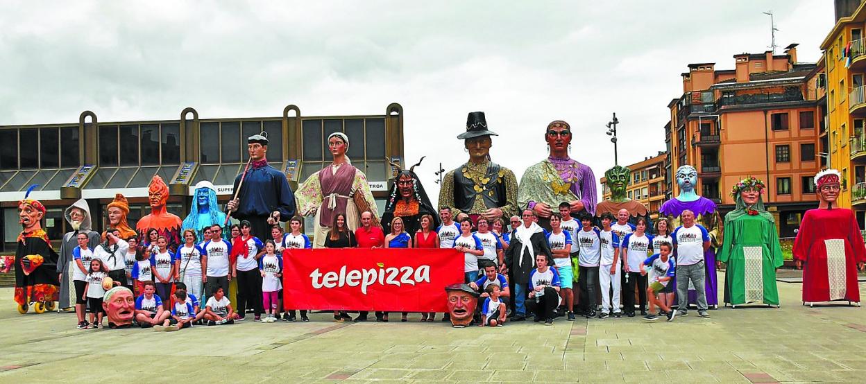 25º aniversario. Telepizza Irun celebró sus bodas de plata con una fiesta en la que participaron los gigantes de Bidasoako Erraldoiak. 