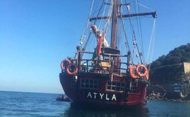 El barco escuela 'Atyla' ha atraído la mirada de todos los locales y visitantes. 