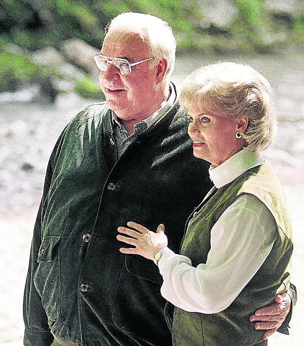 Helmut Kohl y su primera esposa, Hannelore, en 1997, cuatro años antes de divorciarse. Arriba,Beatrice en portada de la revista en la que desveló su romance con el mandatario alemán. 