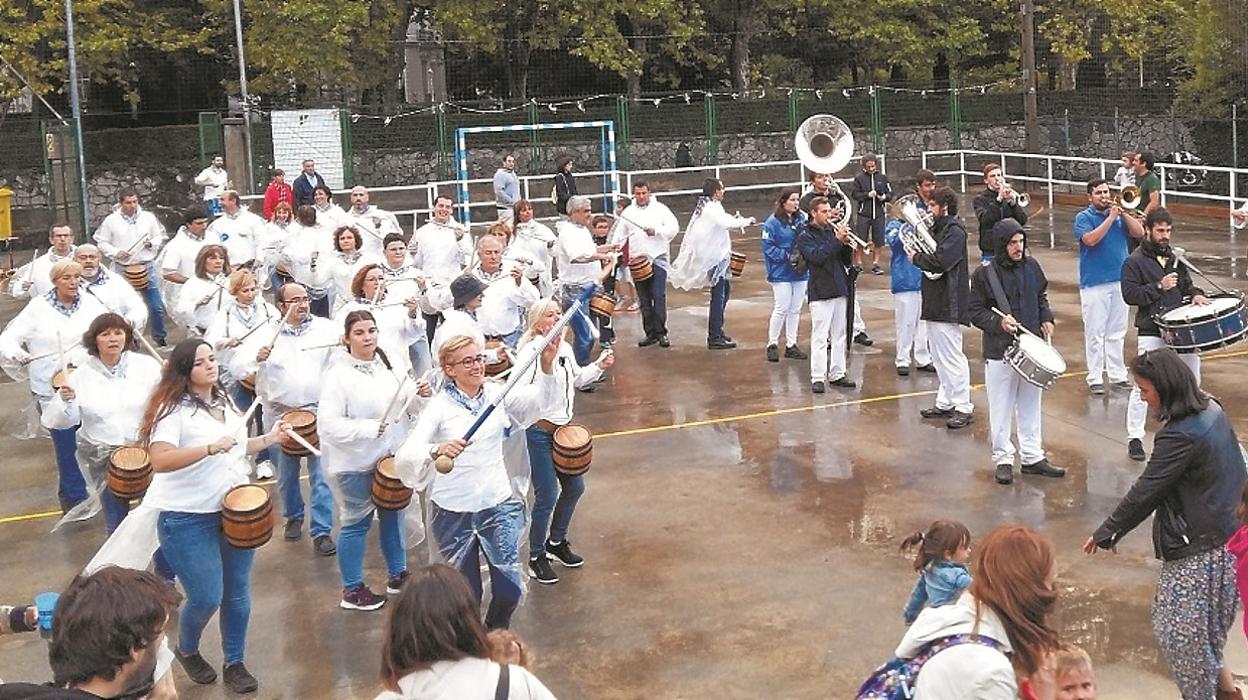 Barriles y tambores. La tamborrada volverá a tomar protagonismo en las fiestas del barrio.