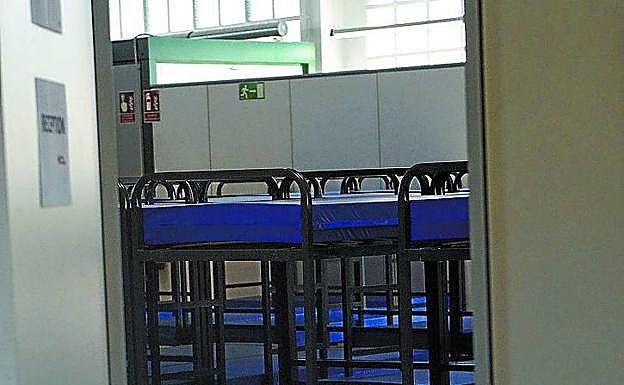 Literas acumuladas en el interior de la nave. 