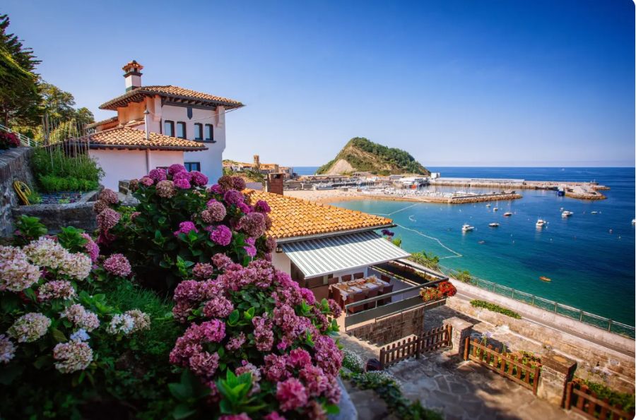 Desde esta villa se divisa el ratón de Getaria 