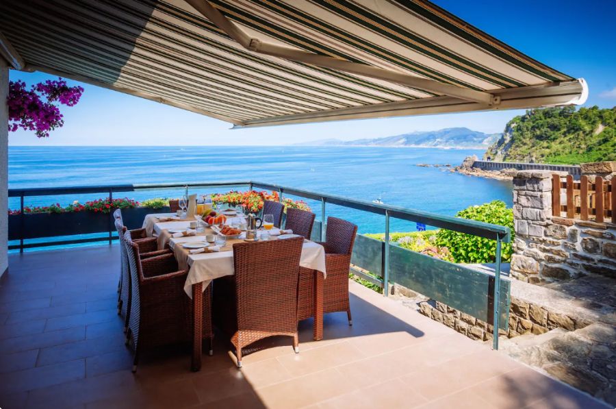 Desde esta villa se divisa el ratón de Getaria 