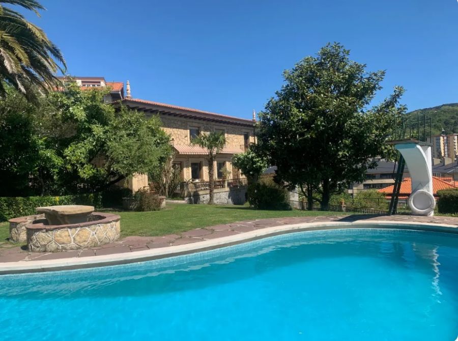 Esta villa tiene piscina y amplio jardín donde tomar el sol