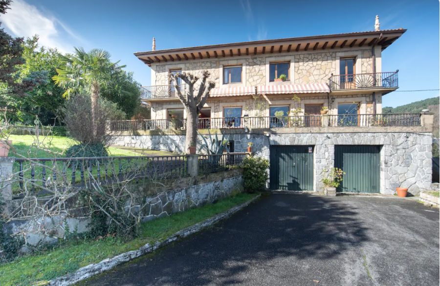 Esta villa tiene piscina y amplio jardín donde tomar el sol