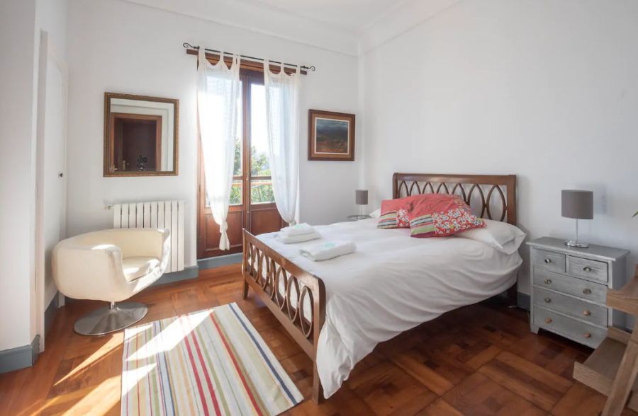 Esta villa tiene piscina y amplio jardín donde tomar el sol