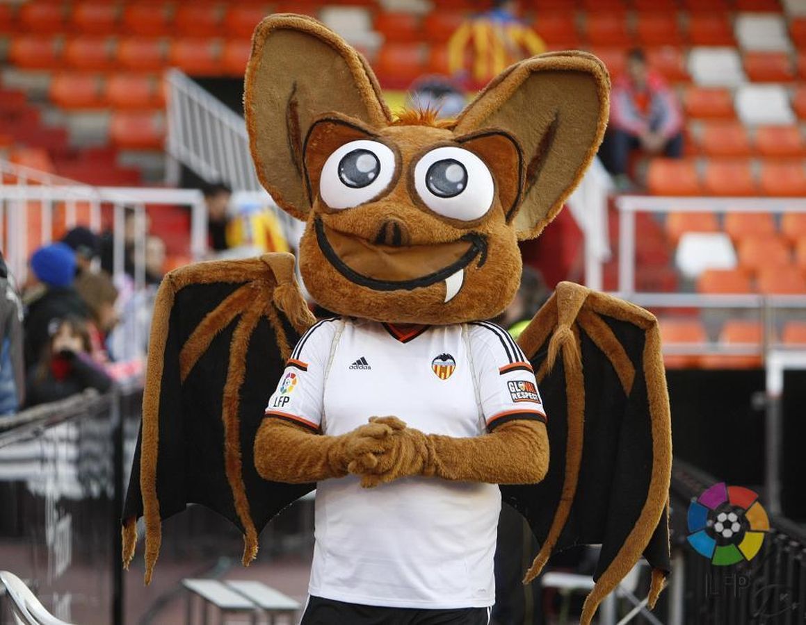 El Rat Penat, un muñeco que representa a un murciélago, acompaña al Valencia.