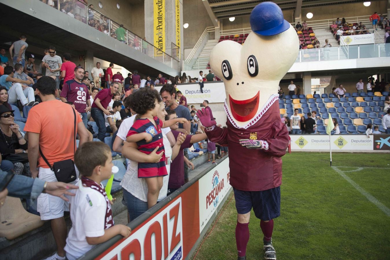 Rogelio es un hueso, una tibia, aunque lo cierto es que cuando se viste de granota apenas asoma un extremo por el hueco de la cabeza «un hueso duro de roer», expresión acuñada durante la época dorada del Pontevedra, cuando militó en Primera División en los años 60.