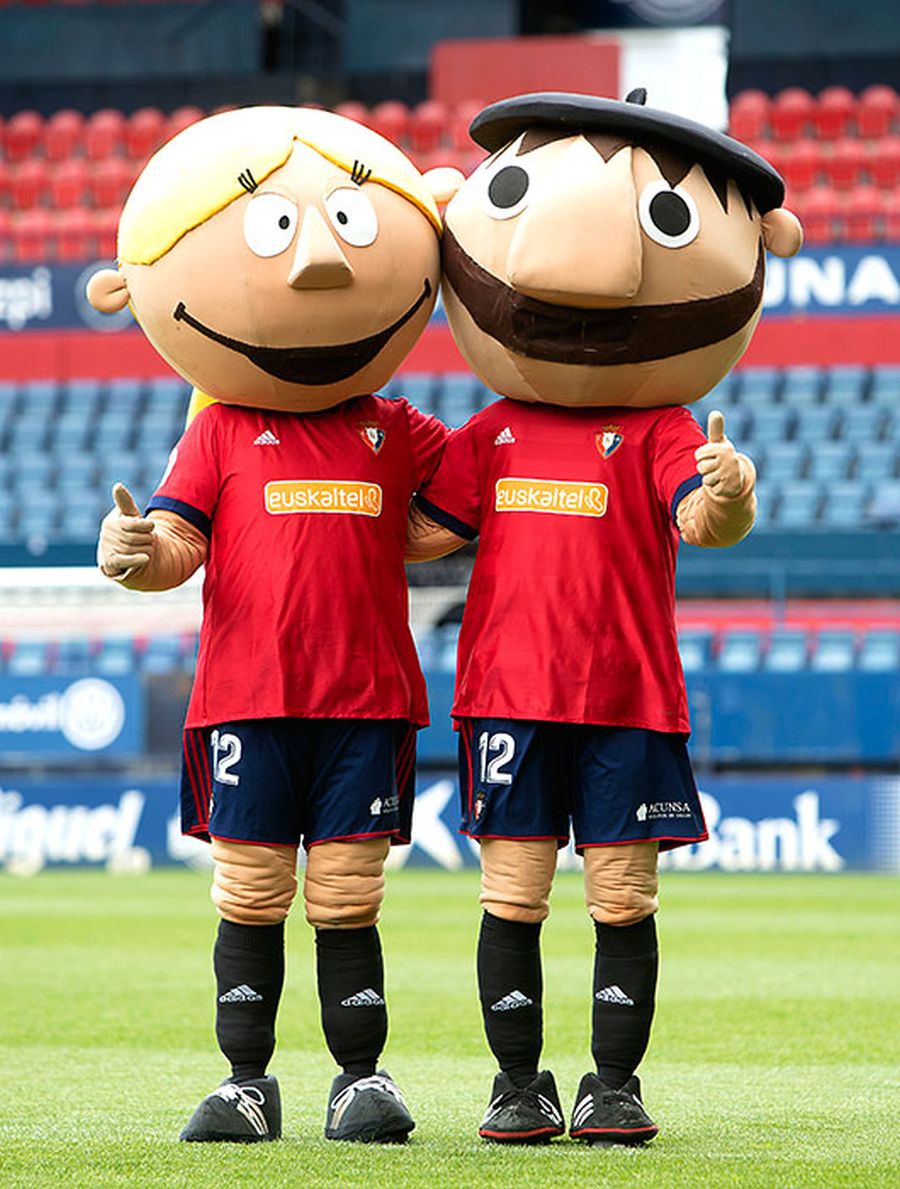 'Rojillo' fue la primera mascota que ha tenido el club, pero Patxi Izco decidió a su llegada al club deshacerse de la mascota, en 2002, con cierta polémica tras arrojarla a un contenedor de basura junto al estadio El Sadar. Tras catorce años volvió junto a su nueva compañera 'Rojilla'.