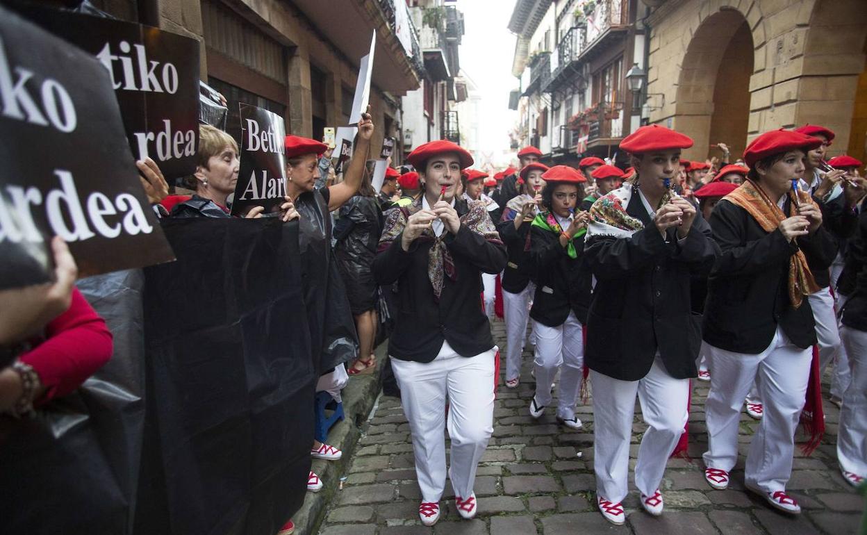 Imagen del pasdo de Jaizkibel por la calle Mayor de Hondarribia el año pasado.
