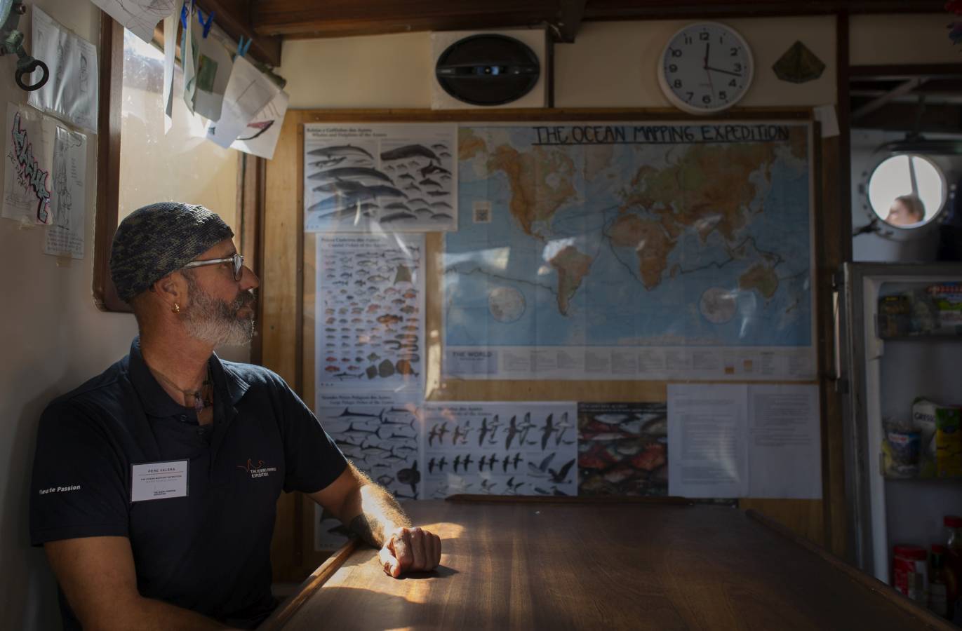 El velero suizo 'Fleur de Passion' desembarcando tras atracar en el puerto de Sevilla tras dar por concluido este viernes en Sevilla cuatro años de investigación del «planeta mar» tras un recorrido de 78.000 kilómetros, realizado a una media de 13 kilómetros por hora y «siguiendo los pasos de Magallanes y Elcano».