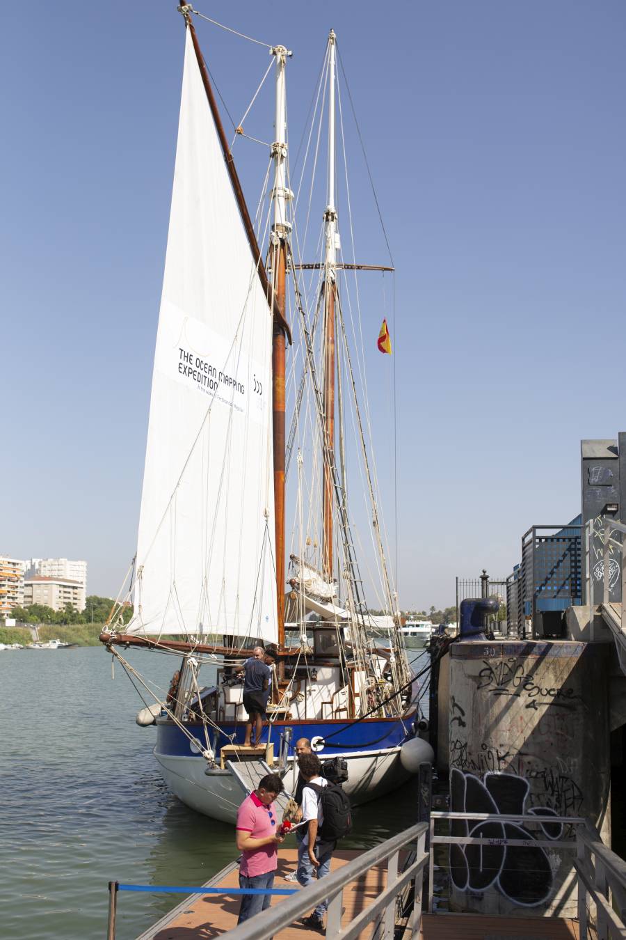 El velero suizo 'Fleur de Passion' desembarcando tras atracar en el puerto de Sevilla tras dar por concluido este viernes en Sevilla cuatro años de investigación del «planeta mar» tras un recorrido de 78.000 kilómetros, realizado a una media de 13 kilómetros por hora y «siguiendo los pasos de Magallanes y Elcano».