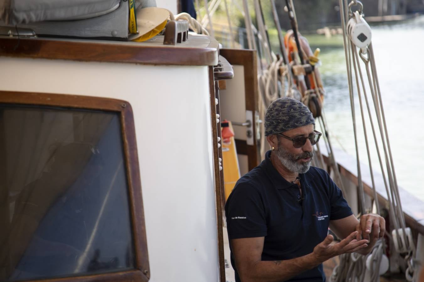 El velero suizo 'Fleur de Passion' desembarcando tras atracar en el puerto de Sevilla tras dar por concluido este viernes en Sevilla cuatro años de investigación del «planeta mar» tras un recorrido de 78.000 kilómetros, realizado a una media de 13 kilómetros por hora y «siguiendo los pasos de Magallanes y Elcano».