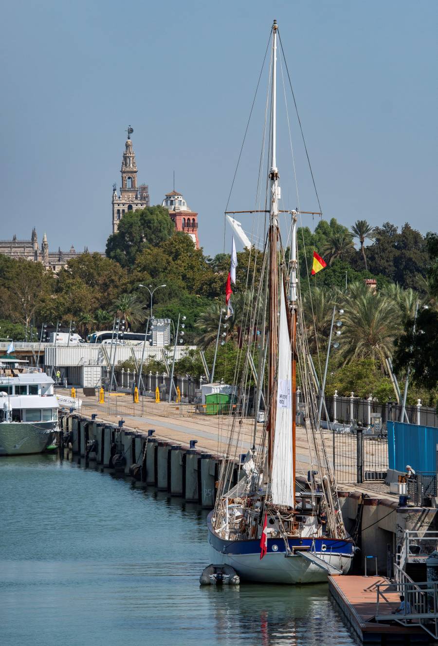 El velero suizo 'Fleur de Passion' desembarcando tras atracar en el puerto de Sevilla tras dar por concluido este viernes en Sevilla cuatro años de investigación del «planeta mar» tras un recorrido de 78.000 kilómetros, realizado a una media de 13 kilómetros por hora y «siguiendo los pasos de Magallanes y Elcano».