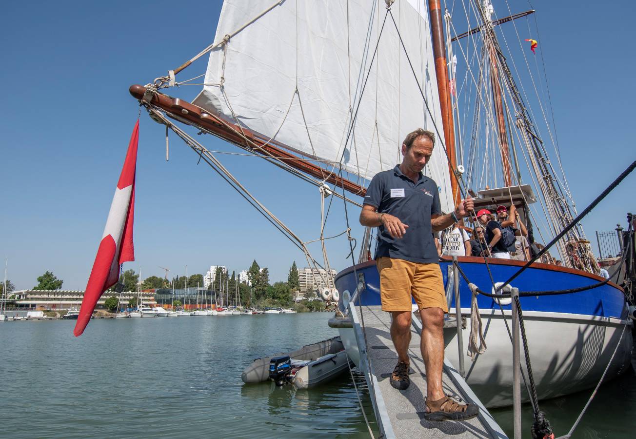 El velero suizo 'Fleur de Passion' desembarcando tras atracar en el puerto de Sevilla tras dar por concluido este viernes en Sevilla cuatro años de investigación del «planeta mar» tras un recorrido de 78.000 kilómetros, realizado a una media de 13 kilómetros por hora y «siguiendo los pasos de Magallanes y Elcano».
