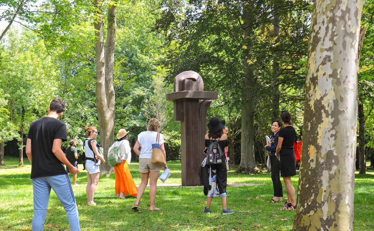 Visitantes en Chillida Leku