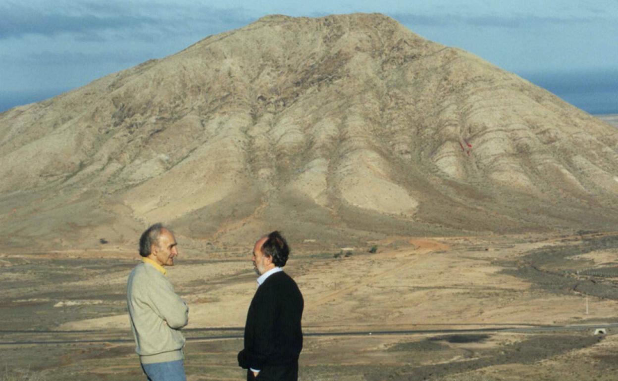 Eduardo Chillida y José Antonio Fernández Ordóñez, charlando en Fuerteventura con el monte Tindaya al fondo en 1997.