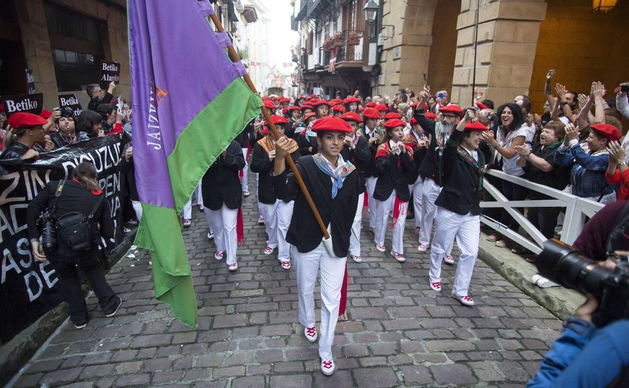 Jaizkibel desfila por la calle Mayor de Hondarribia.