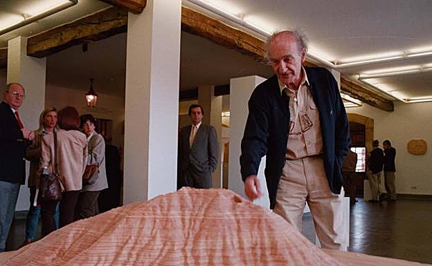 Eduardo Chillida con una maqueta de su proyecto para Tindaya en Fuerteventura en 1996.