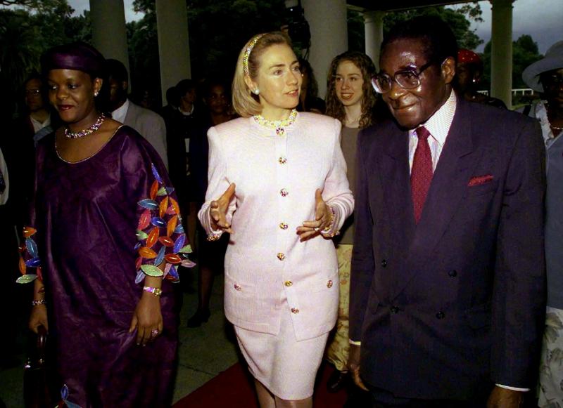 Mugabe, con Hillary Clinton. 