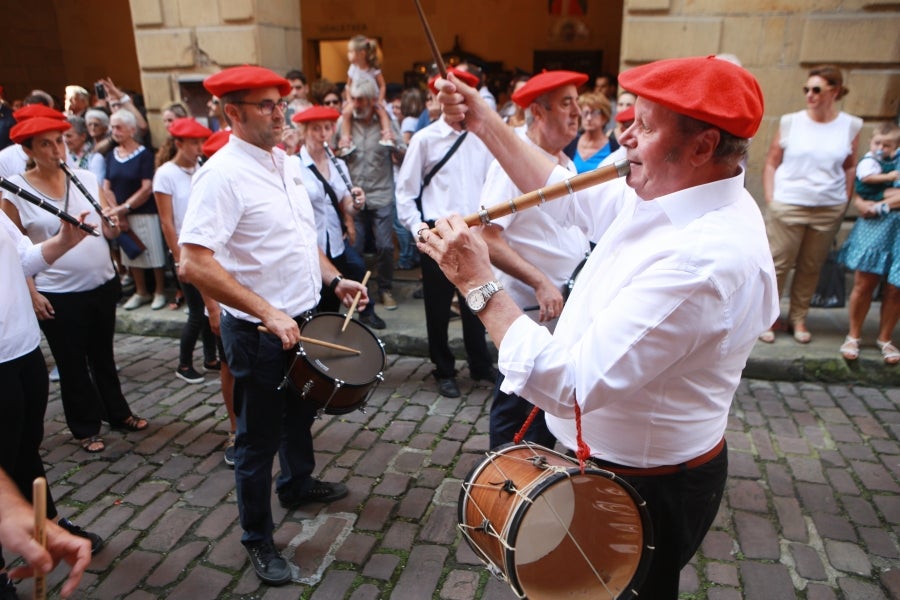 Fotos: Tamborrada infantil, Gigantes y Cabezudos dan comienzo a las fiestas