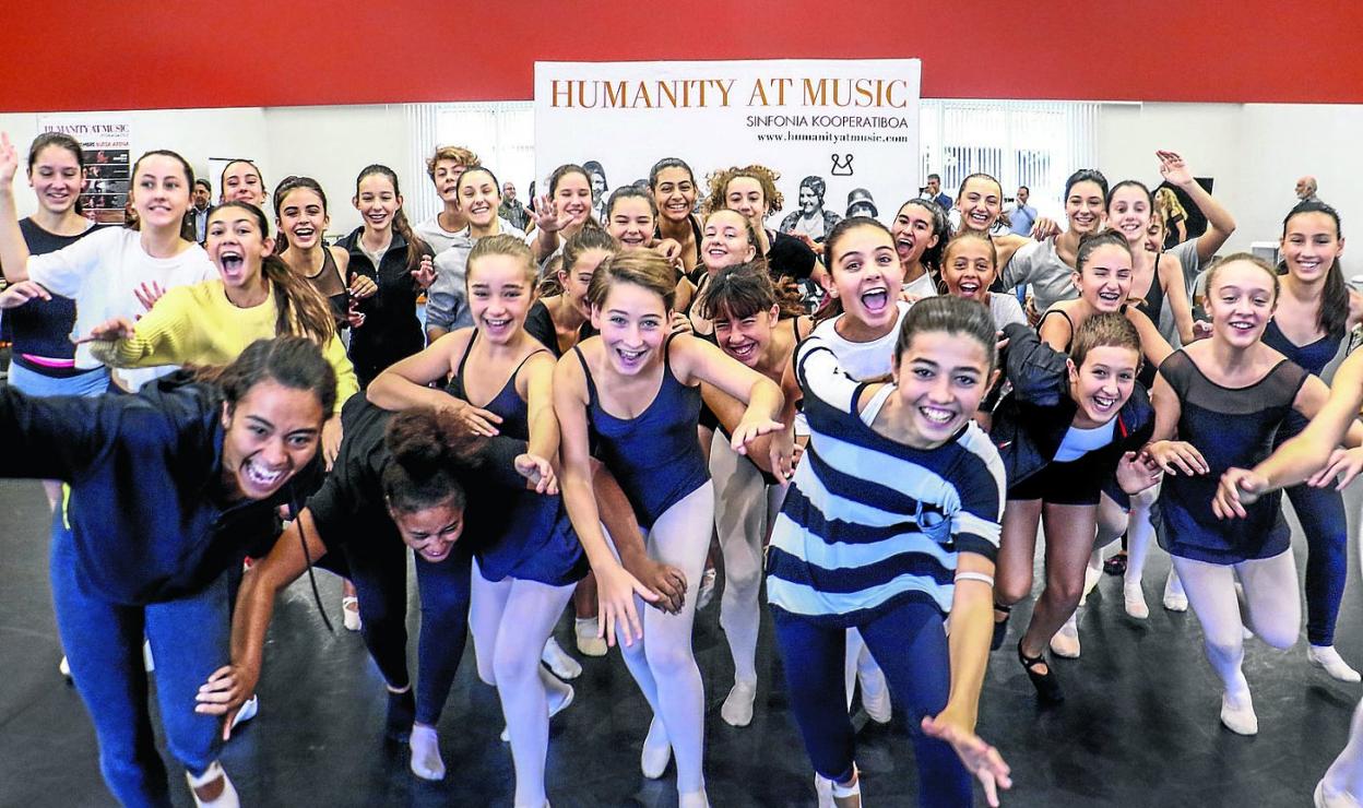 Alumnas del conservatorio de danza José Uruñela ensayaron con Jon Maya, de Kukai. 