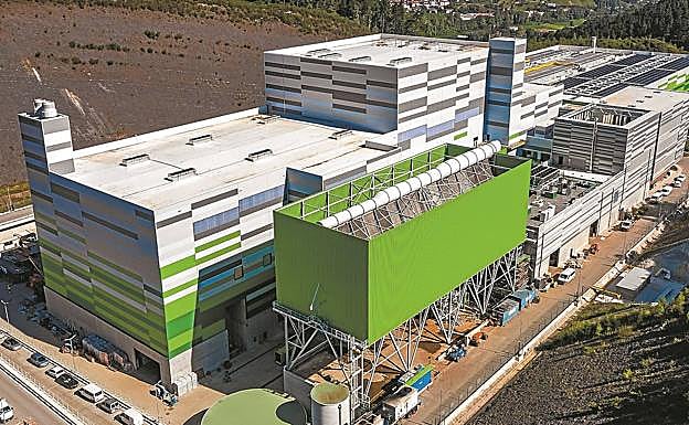 La obra de la primera fase del Complejo Medioambiental de Gipuzkoa ya ha concluido. En primer término, la planta de valorización donde se incinerarán los residuos. 