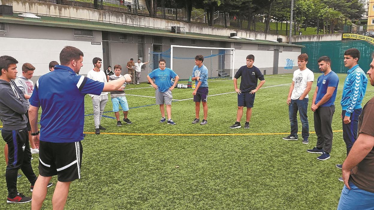 En Trintxer. Una actividad deportiva de carácter formativo que fue desarrollada con anterioridad en el campo de fútbol de Andonaegi.