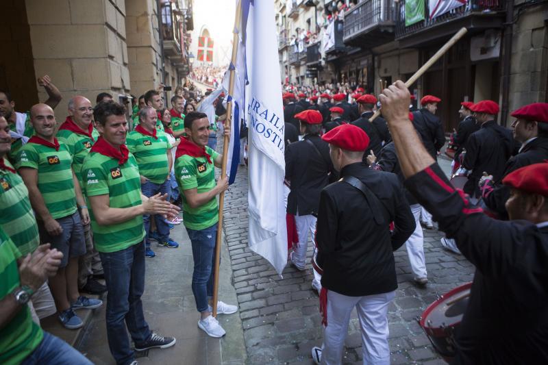 El burgomaestre saluda a los campeones y uno de los soldados besa la preciada bandera ganada por Hondarribia. 