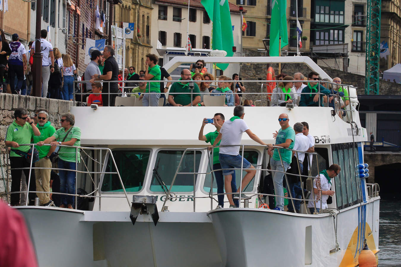 Las aficiones dan colorido al muelle y sus alrededores.