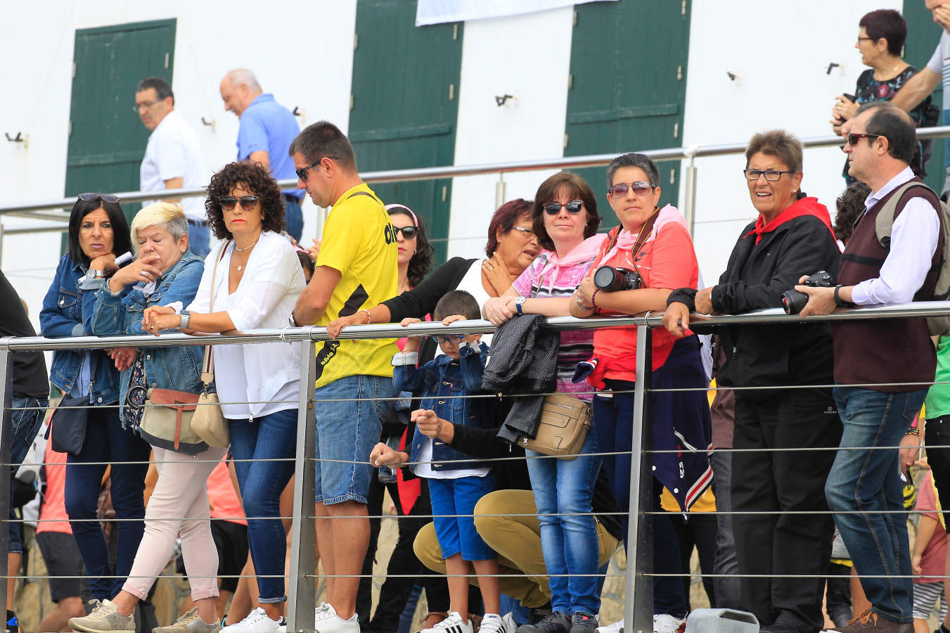 Las aficiones dan colorido al muelle y sus alrededores.