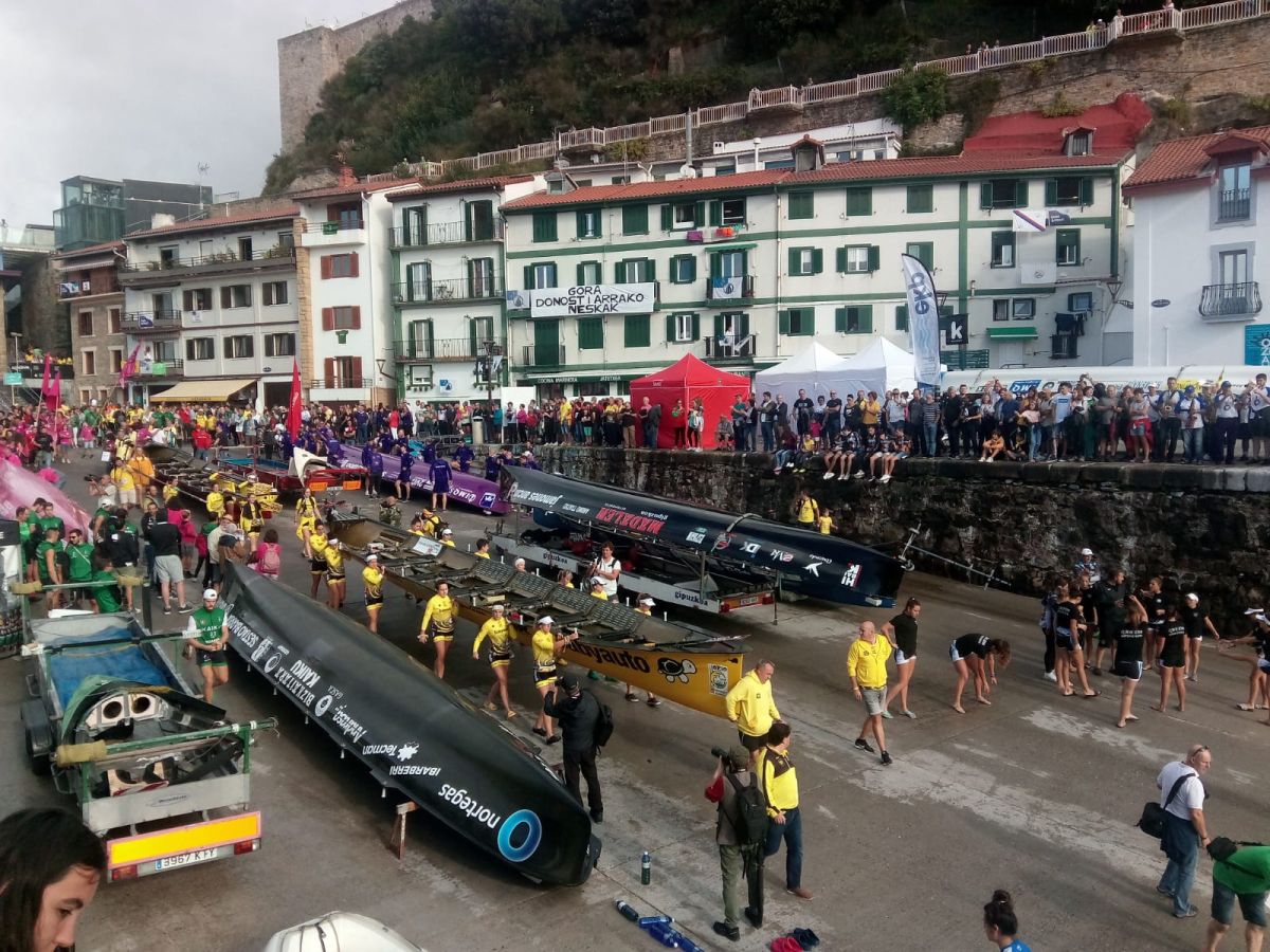 Las aficiones dan colorido al muelle y sus alrededores.