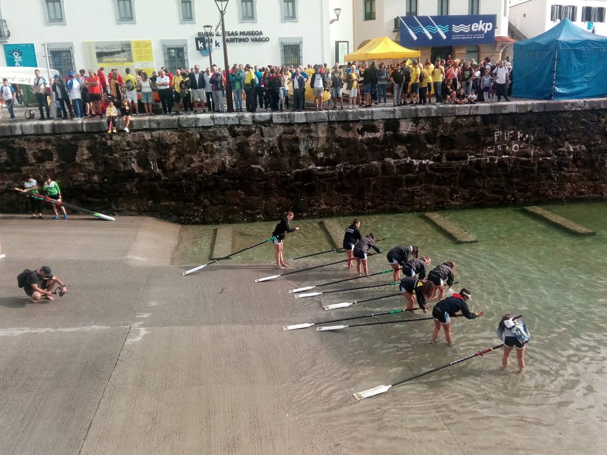 Las aficiones dan colorido al muelle y sus alrededores.