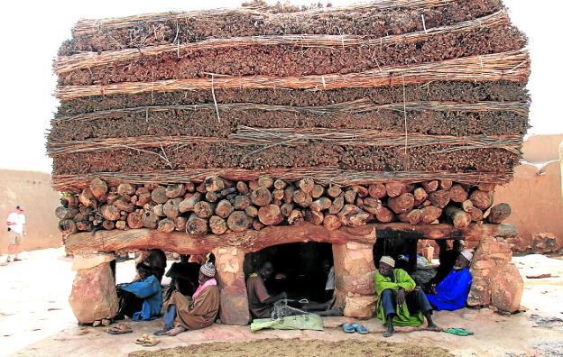 Viviendas en Badiangara, el hogar de los dogones. En esta página, tres estampas de Malí.