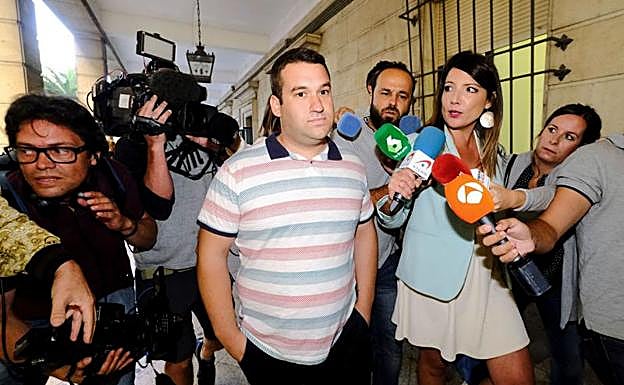 Miguel Ángel Prenda, en una de las visitas al juzgado de Sevilla, antes de entrar en prisión. 