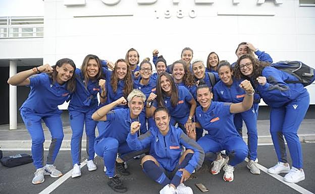 Las jugadoras, animadas antes de subirse ayer por la mañana al autobús que les llevó a Valencia. 
