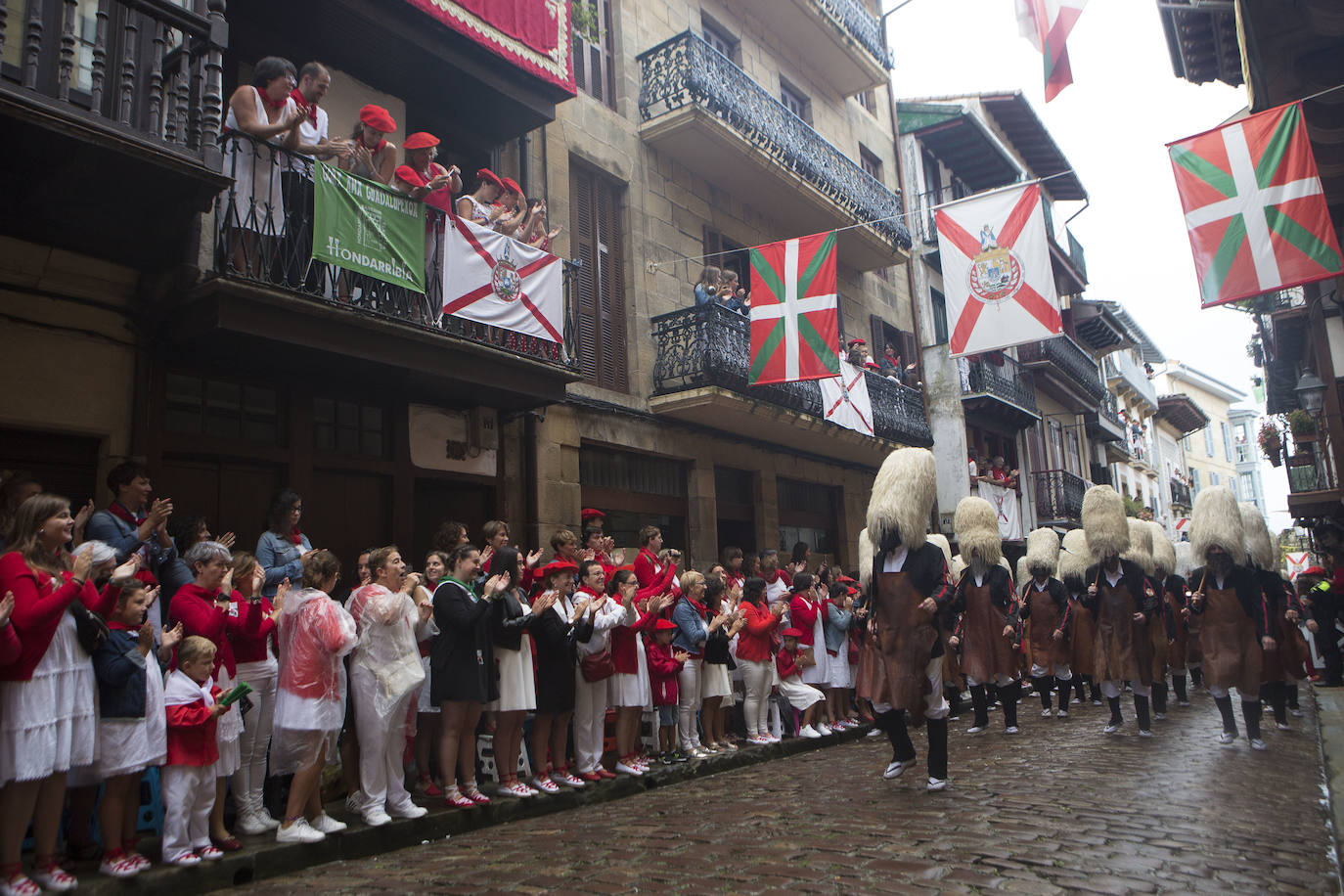 Fotos: Hondarribia se vuelca con el Alarde