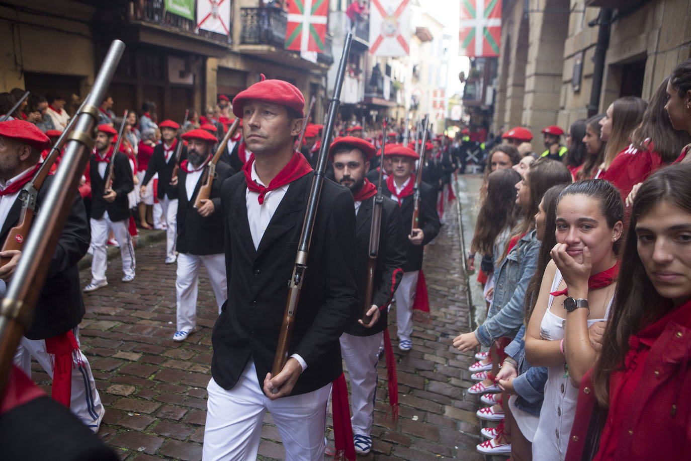 Fotos: Hondarribia se vuelca con el Alarde