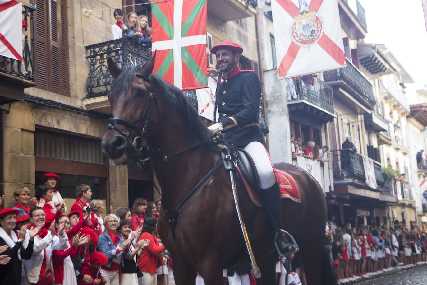 Fotos: Hondarribia se vuelca con el Alarde