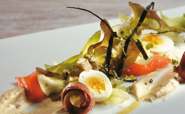 Ensalada de crema de anchoa, salmón y algas 