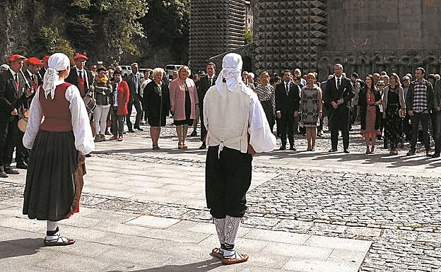 Aurresku a los representantes de la Diputación, el Gobierno Vasco y el Ayuntamiento de Oñati.