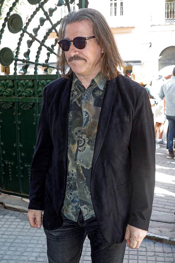 El músico y compositor Luis Cobos a su llegada a la capilla ardiente.