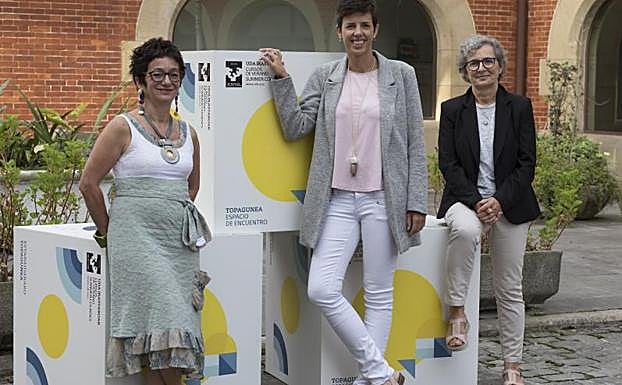 Las coordinadoras de los cribados de cáncer de colon, Isabel Portillo; de cérvix, Edurne Arenaza; y de mama, Jone Altzibar, ayer en Miramar.