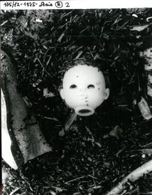 Imagen secundaria 2 - Un 'txorimalo' en el caserío de Juan Luis Goenaga (1968); el caserío Gorostidi, de Orexa; una fotografía de la serie 'Muñecos' (1975) y un bosque de Oñati (1980). Fotografías cedidas por Antton Elizegi.