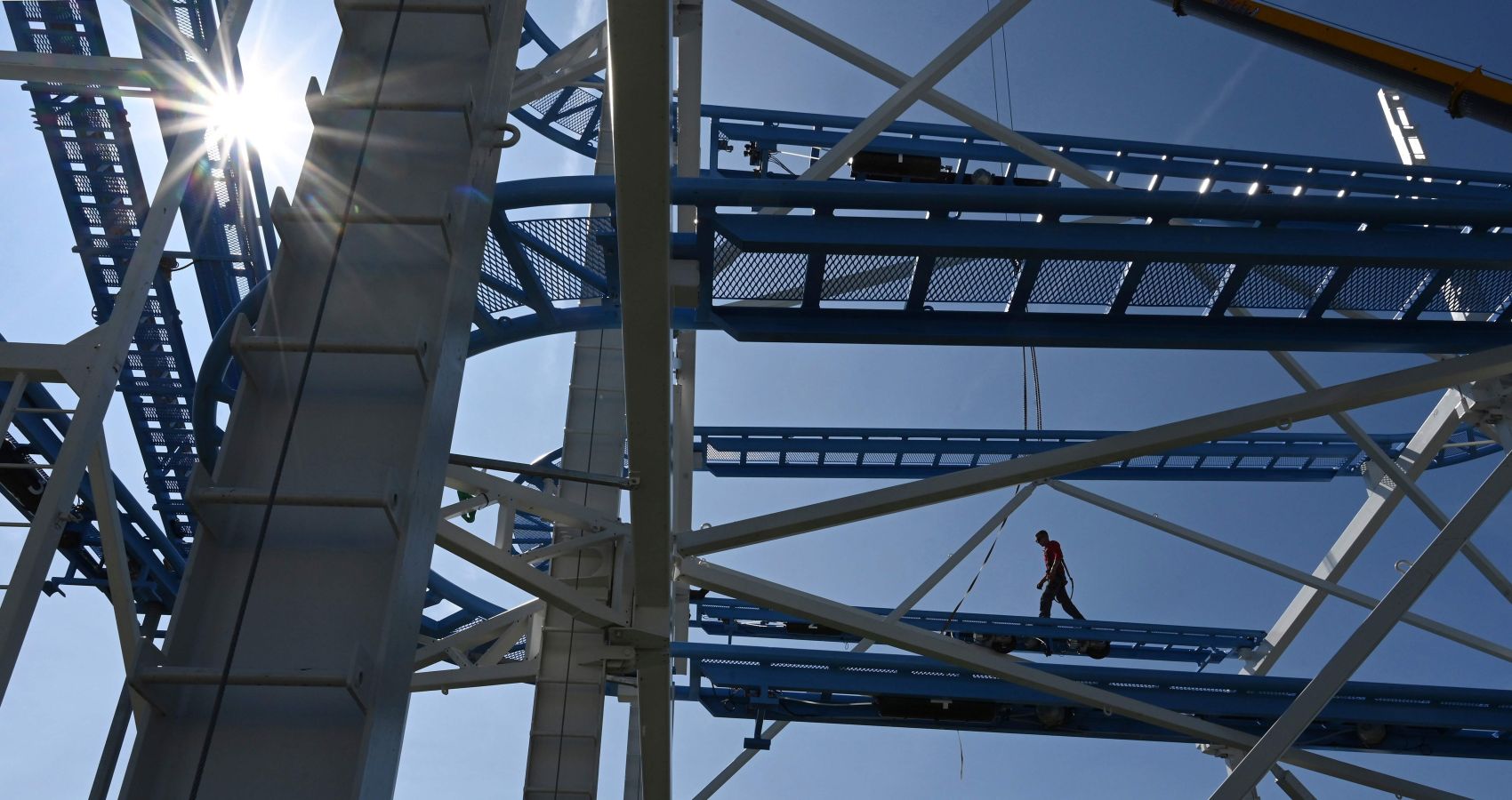 Los trabajadores están instalando las mesas y las barras de cerveza para celebrar un año más el festival de la cerveza en Múnich. 
