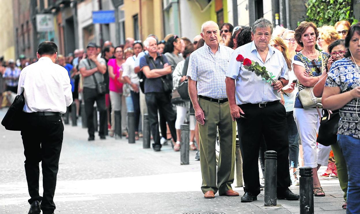 Admiradores de Camilo guardaban ayer cola a las puertas de la SGAE, en Madrid, para brindarle su último homenaje. 