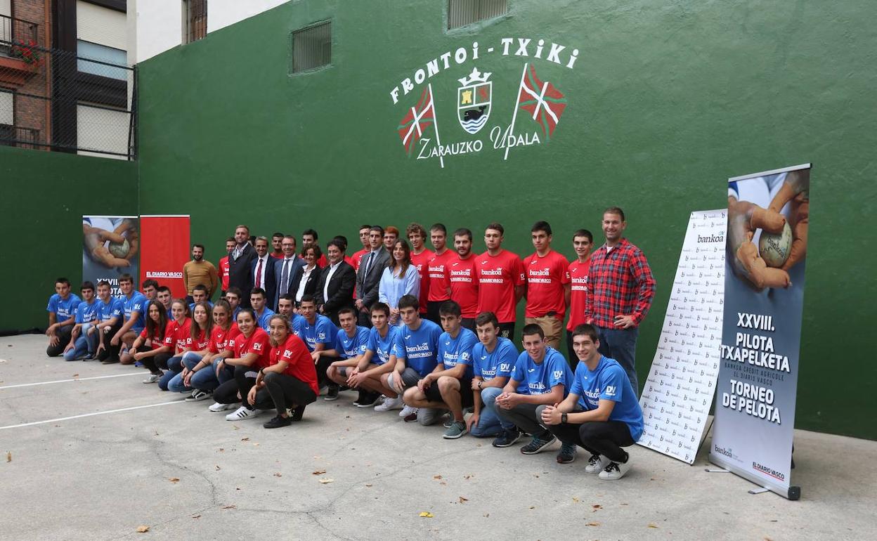 Presentación del torneo este martes en Zarautz, con pelotaris, organizadores y patrocinadores.