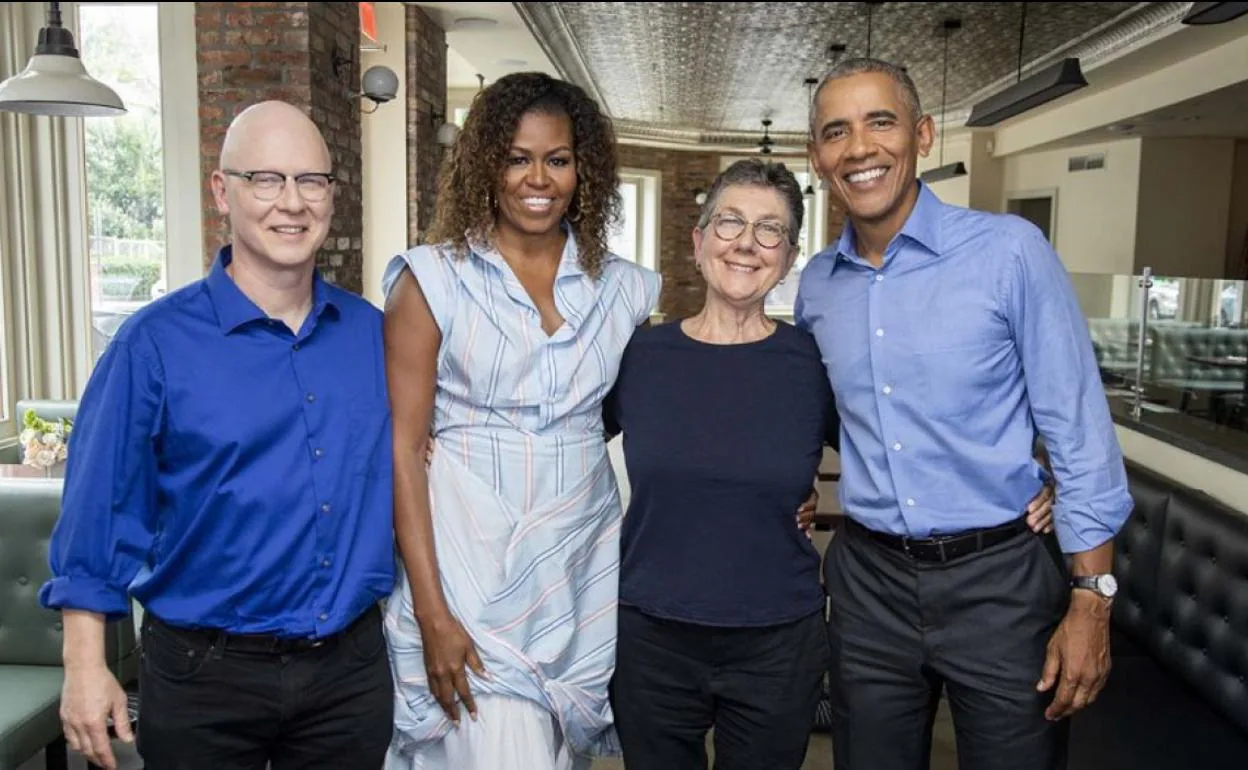 Michelle y Barack Obama junto a los directores de 'American Factory', Steven Bognar y Julia Reichert.