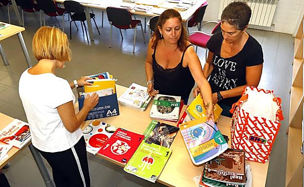 Padres de alumnos en el programa de intercambio de libros de texto. 